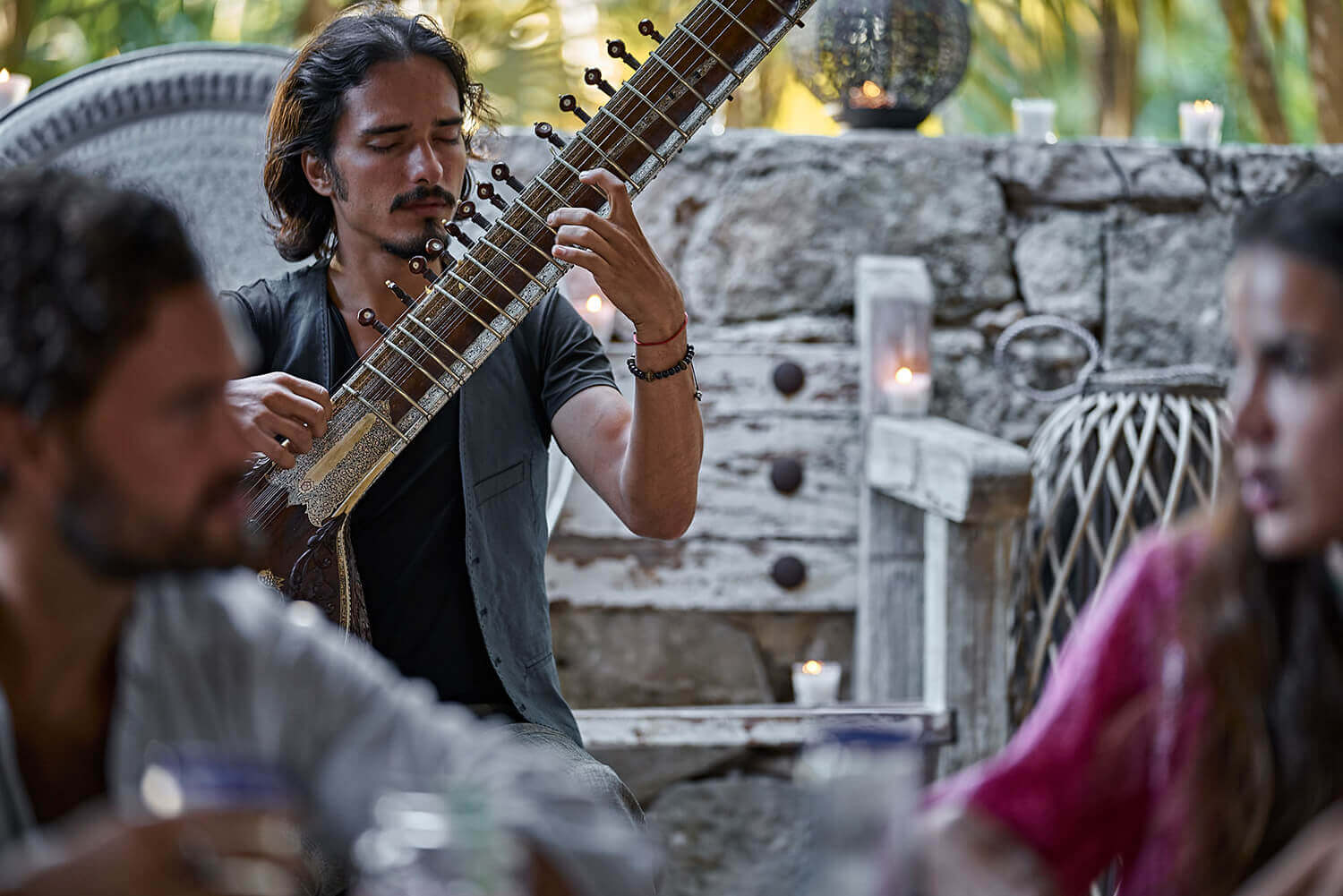 musician playing guitar and make pleasing our guests at nomade Tulum